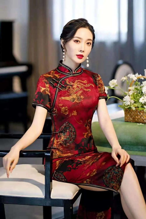 显眼包弟弟穿红绿色旗袍助考，姐姐的考试日，弟弟的别样陪伴